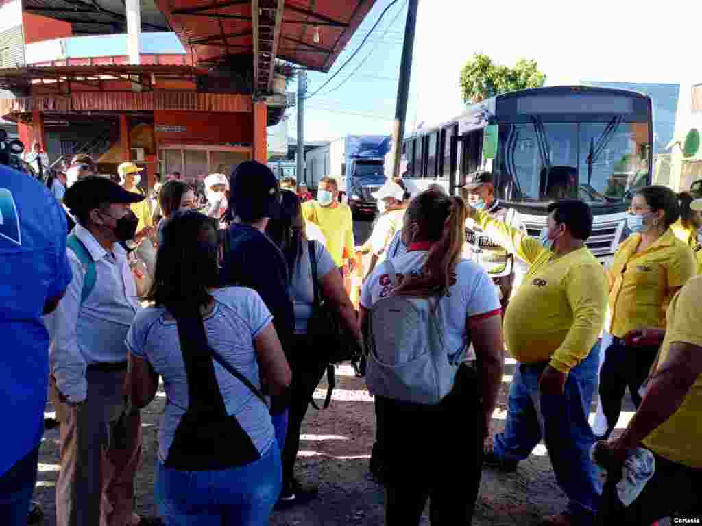 Llegaron desde las 4:30 de la mañana para abordar las unidades, pero debido a la falta de logística en cuanto a la conducción de las unidades hubo retraso en la salida.