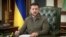 នៅក្នុងរូបថតពីវីដេអូដែលផ្តល់ដោយការិយាល័យសារព័ត៌មានប្រធានាធិបតីអ៊ុយក្រែន និងបង្ហោះនៅលើ Facebook នេះ ប្រធានាធិបតីអ៊ុយក្រែន លោក Volodymyr Zelenskyy ថ្លែងនៅក្នុងទីក្រុងកៀវ ប្រទេសអ៊ុយក្រែន ថ្ងៃទី១៦ ខែមីនា ឆ្នាំ២០២២។