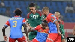 Firmin Ndombe Mubele ya RDC (C) azali kobatela ndembo na nsima ya mokongo na ye Karim El Ahmadi na Nabi Dirar ya Maroc na match ya ba Léopards ya RDC na ba Lions ya Atlas ya Maroc na CAN 2017 na stade Oyem, Gabon, 16 janvier 2017.