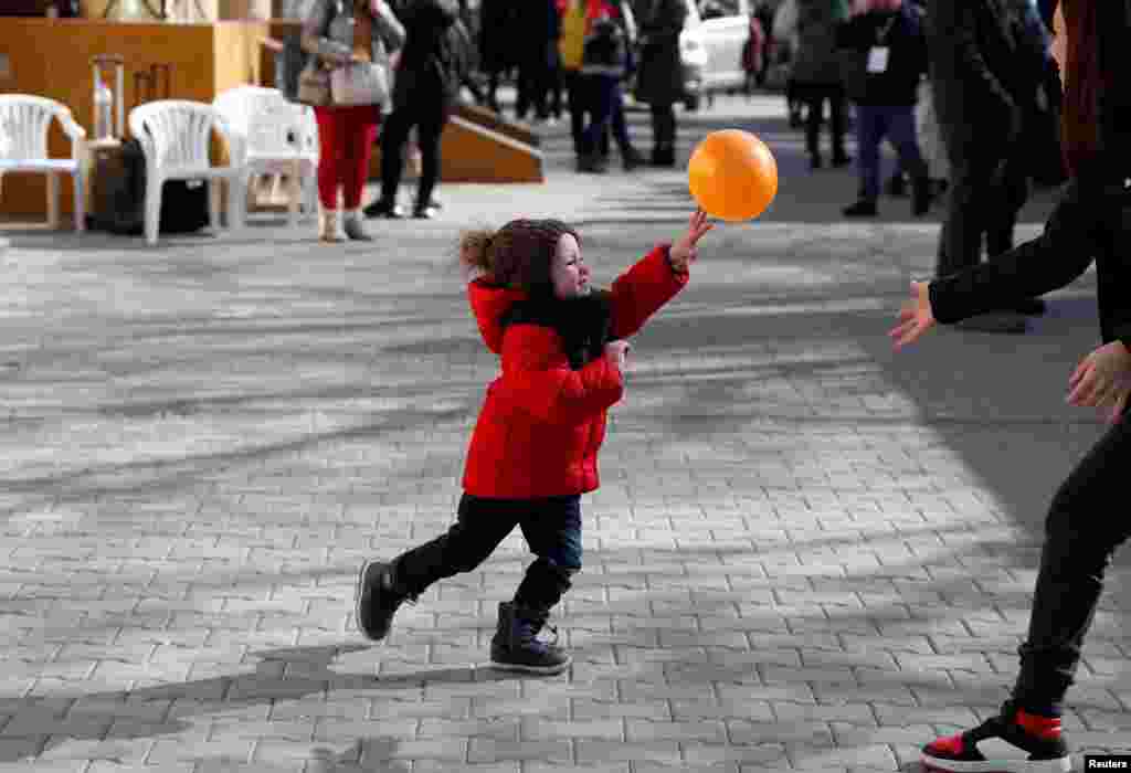 Un niño juega con un globo en un centro para refugiados en Beregsurany, Hungría.