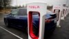 Une borne de recharge Tesla dans une station-service sur l'autoroute à Sailly-Flibeaucourt, en France, le 12 janvier 2019. 