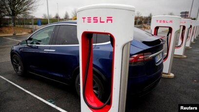 Une borne de recharge Tesla dans une station-service sur l'autoroute à Sailly-Flibeaucourt, en France, le 12 janvier 2019.