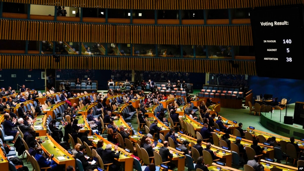 联合国总部会场显示有关在乌克兰的战争和人道局势的决议的表决结果。(2022年3月22日)(photo:VOA)