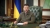 En esta imagen de un video proporcionado por la Oficina de Prensa Presidencial de Ucrania y publicado en Facebook, el presidente ucraniano Volodymyr Zelenskyy habla en Kiev, Ucrania, el miércoles 16 de marzo de 2022 temprano.