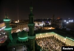 Umat Muslim melakukan salat Tarawih pada malam pertama bulan suci Ramadhan, di masjid Al Azhar di kawasan Islam lama Kairo, Mesir, 1 April 2022. (Foto: REUTERS/Amr Abdallah Dalsh)