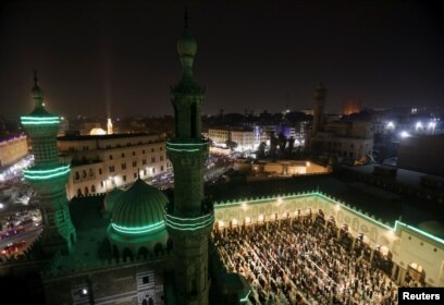 Umat Muslim melakukan salat Tarawih pada malam pertama bulan suci Ramadhan, di masjid Al Azhar di kawasan Islam lama Kairo, Mesir, 1 April 2022. (Foto: REUTERS/Amr Abdallah Dalsh)