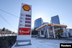 SPBU perusahaan Shell di dekat pusat bisnis di Moskow, Rusia, 9 Maret 2022. (Foto: Reuters)