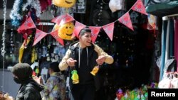 Seorang pria Palestina menjual lentera menjelang bulan suci Ramadan, di Khan Younis, Jalur Gaza selatan, 30 Maret 2022. (REUTERS/Ibrahim Abu Mustafa)