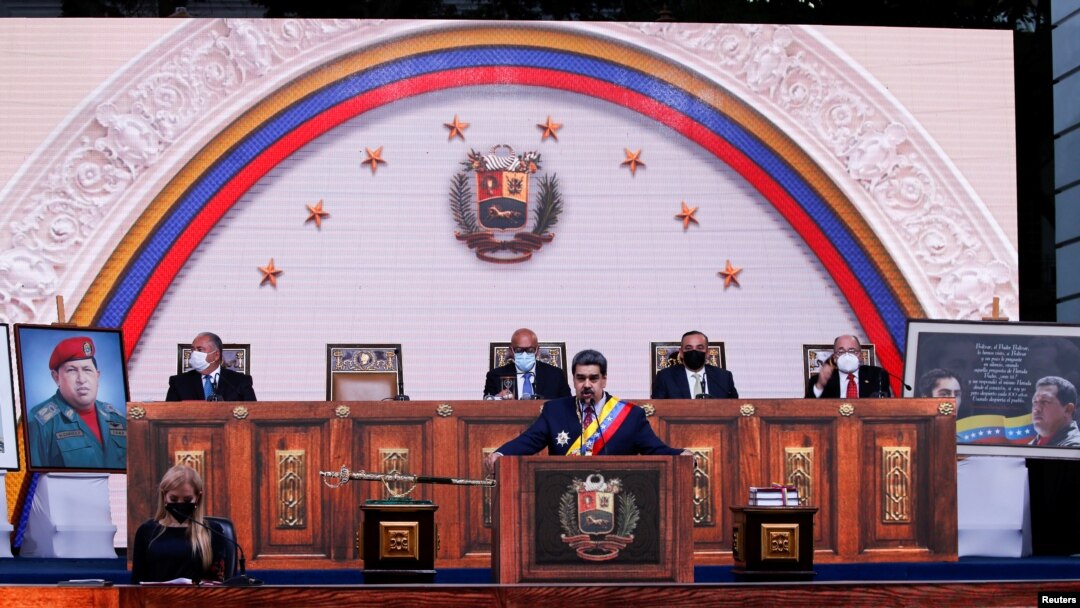 El presidente de Venezuela, Nicolás Maduro, pronuncia su discurso anual sobre el Estado de la Nación durante una sesión especial de la Asamblea Nacional, en Caracas, el 15 de enero de 2022.