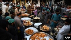 Warga Pakistan merasakan lonjakan harga-harga termasuk harga makanan menjelang Idulfitri 1443 H di sebuah pasar Rawalpindi (foto: dok).