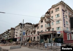 Hotel 'Ukraina' di pusat Chernihiv, Ukraina, hancur akibat serangan udara Rusia, 12 Maret 2022. (REUTERS/Oleh Holovatenko)