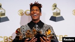 Jon Batiste dengan penghargaan Grammy yang diterimanya di Penghargaan Tahunan ke-64 Grammy di MGM Grand Garden Arena, Las Vegas, Nevada, AS, 3 April 2022. (REUTERS/Steve Marcus)