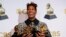 Jon Batiste dengan penghargaan Grammy yang diterimanya di Penghargaan Tahunan ke-64 Grammy di MGM Grand Garden Arena, Las Vegas, Nevada, AS, 3 April 2022. (REUTERS/Steve Marcus)