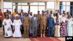 La séance, qui s'est ouverte au siège du parlement à Ouagadougou, se tient en présence des membres du gouvernement de transition (photo) nommé le 6 mars par le lieutenant-colonel Damiba. 