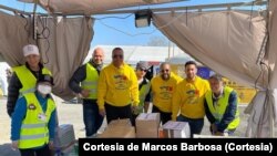 Marcos Barbosa (cen) e membros do Valejas Atlético Clube, Portugal, com ajuda para refugiados ucranianos na Polónia