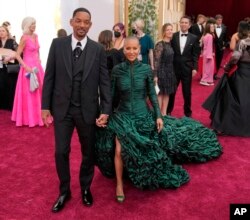 Will Smith ak madanm ni, Jada Pinkett Smith rive nan seremoni remiz pri Oscar yo Dimanch 27 Mas, 2022.