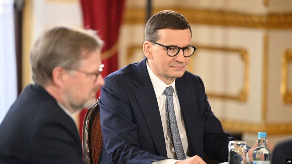 捷克总理彼得∙菲亚拉（左 Petr Fiala）、波兰总理乌什∙莫拉维茨基（右 Mateusz Morawiecki）与斯洛文尼亚总理亚内兹∙扬沙（不在图内 Janez Jansa）在伦敦与其他欧洲国家领导人商讨乌克兰局势与欧洲安全和能源问题。（2022年3月8日）(photo:VOA)