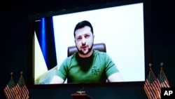 Presiden Ukraina Volodymyr Zelenskyy menyampaikan pidato secara virtual di hadapan anggota Kongres AS, pada 16 Maret 2022. (Foto: Pool via AP/Sarah Silbiger)