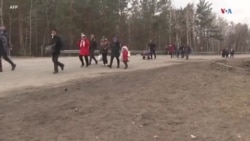 Ուկրաինացի խաղաղ բնակիչները Կիևից դեպի հյուսիս ընկած Դիմեր գյուղի մերձակայքում գտնվող մարդասիրական միջանցքով լքում են պատերազմական գոտին