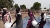 南苏丹博尔地区流离失所者上个月收集食品援助。(美国之音记者巴特莱特拍摄)