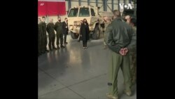 哈里斯副总统视察在波兰的美军 