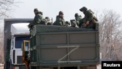 Pripadnici proruskih trupa u kamionu u blizini opkoljenog južnog lučkog grada Mariupolja, Ukrajina, 21. marta 2022.