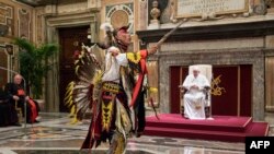 Seorang anggota komunitas masyarakat adat Kanada menari di hadapan Paus Fransiskus dalam kunjungan komunitas tersebut ke Vatikan pada 1 April 2022. (Foto: Handout/Vatican Media/AFP)