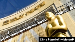 Una estatua del Oscar bajo la entrada al Teatro Dolby el 24 de febrero de 2016 en Los Ángeles. Los Oscar, en su 94a edición, se entregarán el domingo 27 de marzo de 2022 en el mismo teatro. (Foto por Chris Pizzello/Invision/AP, Archivo)