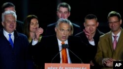 빅토르 오르반(가운데) 헝가리 총리가 총선 투표일인 지난 3일 밤 수도 부다페스트에서 연설하고 있다.