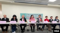 北美洲台湾商会联合总会在马里兰州台湾侨教中心举行“华府经贸叩门之旅”记者会 （2022年4月2日）（美国之音锺辰芳拍摄）