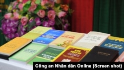 Một vài trong số hơn 4.400 ấn phẩm tôn giáo, gồm cả kinh thánh, vừa được Bộ Công an đưa vào 54 trại giam do Bộ này quản lý ở Việt Nam.