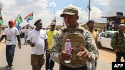 A Soweto, Nhlanhla Lux Dlamini apparaît quasi systématiquement vêtu d'un treillis militaire et d'un gilet pare-balles.