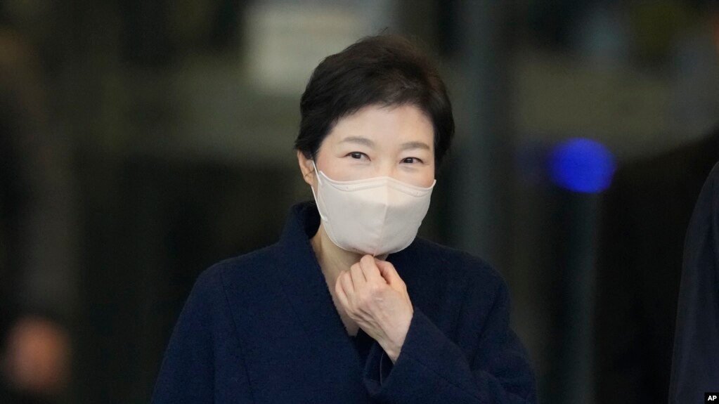 韩国前总统朴槿惠2022年3月24日离开首尔三星医疗中心，恢复自由。(photo:VOA)