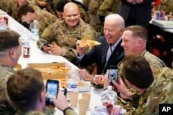 جسونکا کے مقام پر صدر جوبائیڈن نے 82ویں ایئربورن ڈویژن کے جوانوں کے ساتھ کھانا کھایا