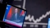 资料照片：德国法兰克福的一个电视屏幕上正在播放有关俄罗斯总统普京的画面。