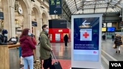 Un letrero en la Gare de l'Est en París que dirige a los refugiados ucranianos a un centro de la Cruz Roja en la estación, donde ofrecen alimentos y otro tipo de asistencia. [Lisa Bryant/VOA]