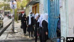 23일 아프가니스탄 수도 카불 시내 학교에 여학생들이 도착하고 있다. 
