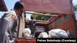 Kapolres Sukoharjo menyaksikan reka ulang yang diperagakan tersangka pembawa daging anjing ilegal. (Courtesy: Polres Sukoharjo).