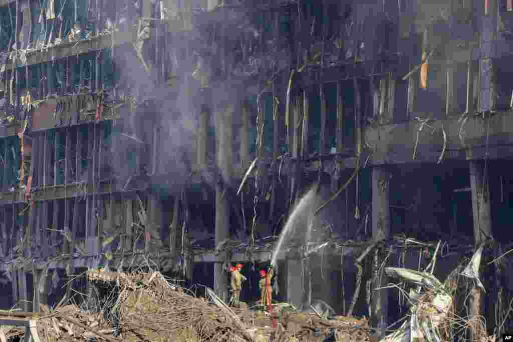 Bomberos ucranianos extinguen el humo después del bombardeo de un centro comercial en Kiev, Ucrania, el lunes 21 de marzo de 2022. Ocho personas murieron en el ataque. (Foto AP/Efrem Lukatsky)