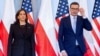 La vicepresidenta de EE. UU., Kamala Harris, posa junto al primer ministro polaco, Mateusz Morawiecki, antes de una reunión privada entre ambos en Varsovia el 10 de marzo de 2022.