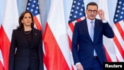 La vicepresidenta de EE. UU., Kamala Harris, posa junto al primer ministro polaco, Mateusz Morawiecki, antes de una reunión privada entre ambos en Varsovia el 10 de marzo de 2022.
