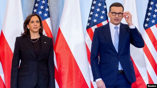 У телефонній розмові віце-президентка США Камала Гарріс (ліворуч) визнала щедрість і лідерство Польщі в прийомі мільйонів українських біженців і наданні українцям критичної гуманітарної допомоги.