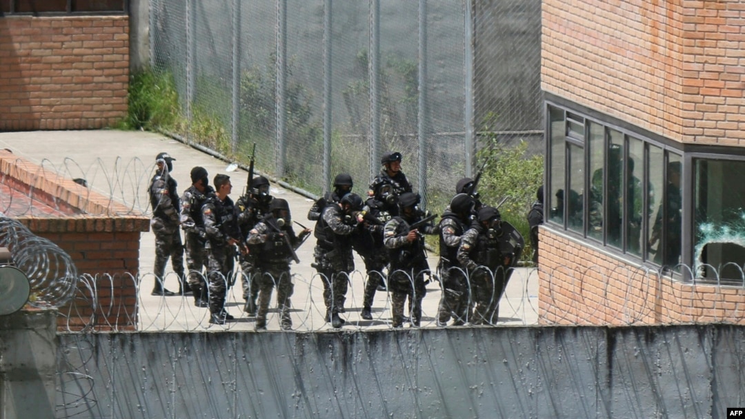 Guardias policiales en la prisión de CRS Turi un día después de un motín en Cuenca, Ecuador, el 5 de abril de 2022.