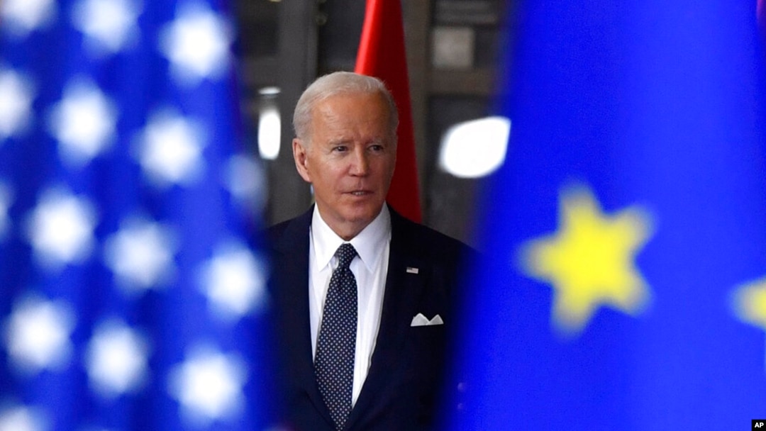 Presiden AS Joe Biden tiba untuk menghadiri KTT Uni Eropa di gedung Dewan Eropa di Brussels, Kamis, 24 Maret 2022. (Foto: AP)