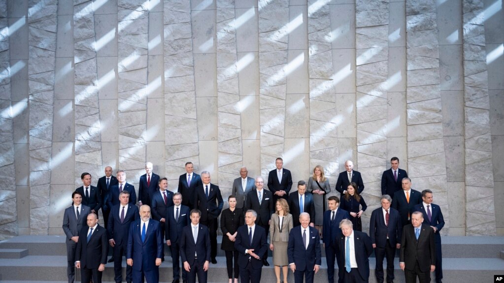 美国总统拜登（前右三）与北约盟国领导人在布鲁塞尔北约总部举行峰会前合影。（2022年3月24日）(photo:VOA)