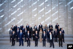 美国总统拜登（前右三）与北约盟国领导人在布鲁塞尔北约总部举行峰会前合影。（2022年3月24日）