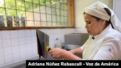 Níyubi Alfonzo elabora las tabletas de chocolate en el laboratorio de Río Cacao