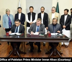 Pakistani Prime Minister Imran Khan, back row, third from left, meets with officials from Canada-based Barrick Gold Corp. and Chile’s Antofagasta, in Islamabad, March 20, 2022. (Courtesy photo)