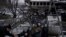 Người dân Ukrain ở ngoại ô Kyiv, ngày 8/3/2022.