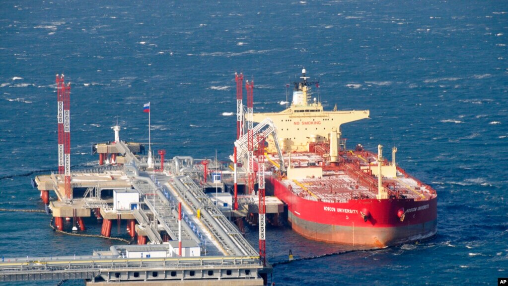 2009年12月28日星期一，一艘油轮停泊在远东港口科济米诺(Kozmino)的新石油出口码头。(photo:VOA)